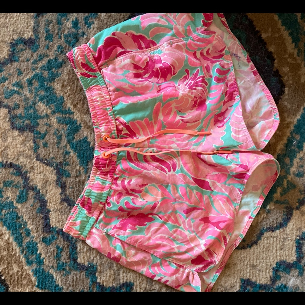 Lilly Pulitzer EUC XS run around shorts love birds